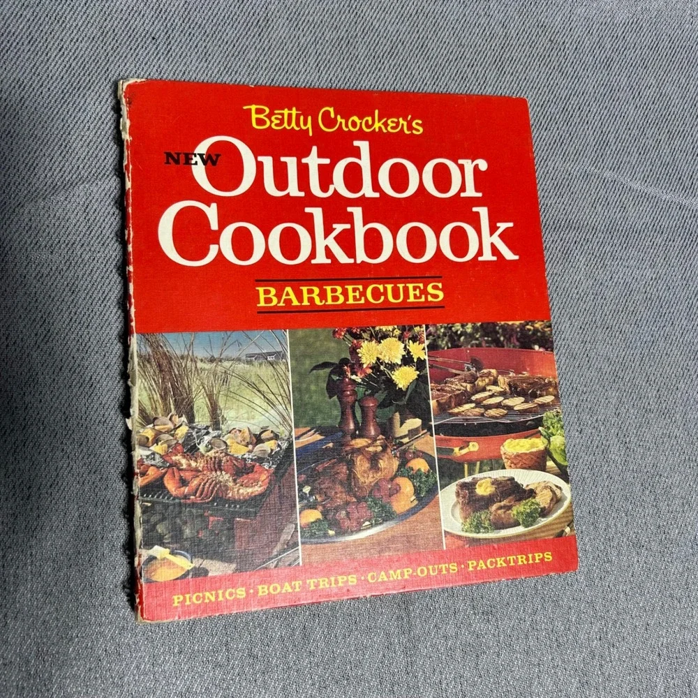 Betty Crocker Vintage Outdoor Cook Book Set 2pc Red White Barbecue Recipes